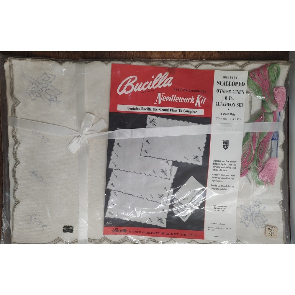 Vtg Bucilla Needlework Kit 8pc Luncheon Set Scalloped Edge Linen Napkin Placemat